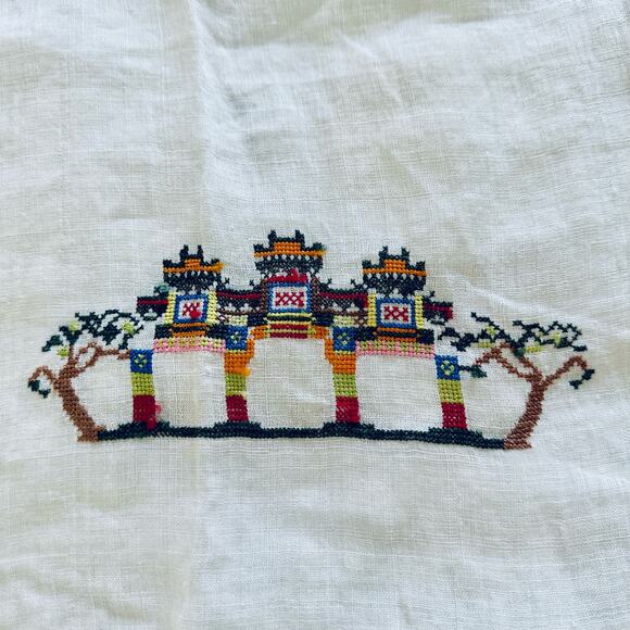 VTG Linen ? White Cross Stitch Square Tablecloth Asian Chinese Statue Decor - Picture 4 of 9
